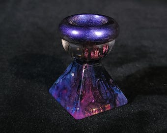 Soporte de mármol de resina con prisma piramidal