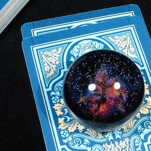Protector de cartas de póker de cristal - Canica de cristal espacial Nebula hecha a mano con estrellas plateadas auténticas - Cosmic Galaxy Card Guard