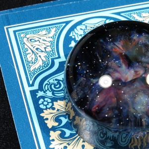 Protector de cartas de póker de cristal - Canica de cristal espacial Nebula hecha a mano con estrellas plateadas auténticas - Cosmic Galaxy Card Guard
