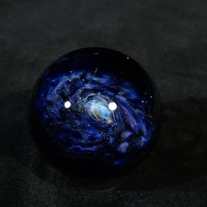 Bolinha de vidro espacial espiral azul inclinada