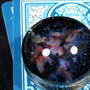 Protector de cartas de póker de cristal - Canica de cristal espacial Nebula hecha a mano con estrellas plateadas auténticas - Cosmic Galaxy Card Guard