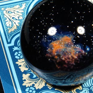 Protector de cartas de póker de cristal - Canica de cristal espacial nebulosa hecha a mano con estrellas reales - Cosmic Galaxy Card Guard