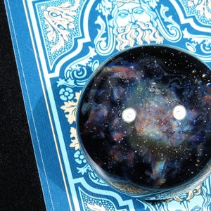Protector de cartas de póker de cristal - Canica de cristal espacial Nebula hecha a mano con estrellas plateadas auténticas - Cosmic Galaxy Card Guard