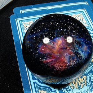 Protector de cartas de póker de cristal - Canica de cristal espacial Nebula hecha a mano con estrellas plateadas auténticas - Cosmic Galaxy Card Guard
