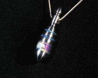 Colgante de dardo SpectraPhase de titanio con incrustaciones de meteorito y cambio de color, collar reactivo