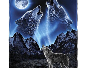 Puede incluir: Una manta con un diseño de lobos aullando a la luna en una escena nocturna. La imagen muestra una luna llena, montañas y un cielo azul oscuro. Los lobos están representados en tonos grises y blancos.