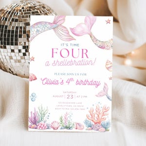 Invitación editable de cuarto cumpleaños con cola de sirena para niñas, invitación de celebración de cumpleaños de verano, tema morado pastel, digital Canva