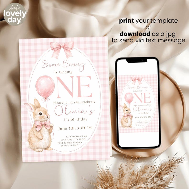 Op de afbeelding: Een roze en witte uitnodiging met een konijnillustratie, een ballon en een strik. De tekst luidt "Some Bunny is turning ONE" en nodigt gasten uit voor Olivia's 1e verjaardag. Een smartphone toont de uitnodiging.