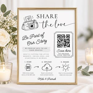 Könnte beinhalten: Ein goldgerahmtes Schild mit schwarzem Text und Grafiken, das SHARE the love, Be Part of Our Story und Scan here TO UPLOAD YOUR PHOTOS liest. Es enthält einen QR-Code, ein Kamerasymbol und Anweisungen zum Hochladen von Fotos für Mila & Patrick.