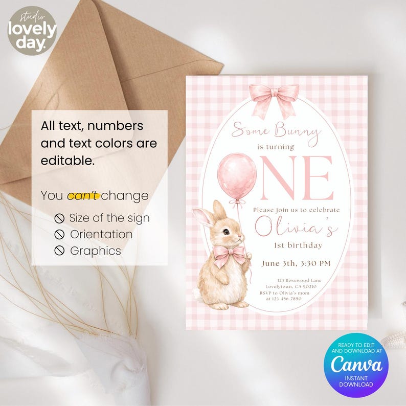 Op de afbeelding: Een roze en wit geruit uitnodigingskaartje met een konijnillustratie, een roze ballon en de tekst "Some Bunny is turning ONE". De uitnodiging is voor Olivia's 1e verjaardag. Bevat bewerkbare tekst.