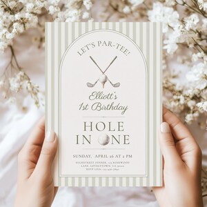 Pu&ograve; includere: Un invito di compleanno a tema golf con uno sfondo a righe color crema e verde. L'invito presenta il testo "LET'S PAR-TEE!" e "HOLE IN ONE". Include mazze da golf, una pallina da golf e il testo "Elliott's 1st Birthday".