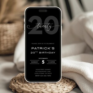 Op de afbeelding: Een smartphone toont een zwart-witte verjaardagsuitnodiging. Het ontwerp bevat het getal "20" met het woord "twenty" in cursief. De uitnodiging is voor Patrick's 20e verjaardag, op 5 december om 20:30 uur.