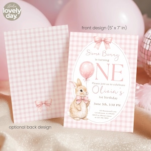 Op de afbeelding: Roze en witte geruite uitnodiging met een konijn met een ballon. Het ontwerp aan de voorkant is 12,7 cm x 17,8 cm en luidt "Some Bunny is turning ONE" en nodigt uit voor Olivia's 1e verjaardag. Achterkant met strik.