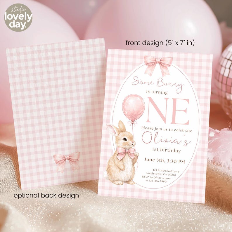 Op de afbeelding: Roze en witte geruite uitnodiging met een konijn met een ballon. Het ontwerp aan de voorkant is 12,7 cm x 17,8 cm en luidt "Some Bunny is turning ONE" en nodigt uit voor Olivia's 1e verjaardag. Achterkant met strik.