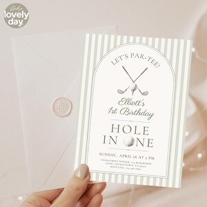 Pu&ograve; includere: Un invito di compleanno a tema golf con una busta abbinata. L'invito presenta uno sfondo a righe verdi e bianche, mazze da golf e il testo "LET'S PAR-TEE!" e "HOLE IN ONE". La busta ha un sigillo di cera.