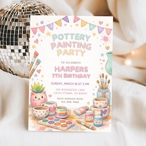 Peut inclure: Une invitation aquarelle pour une fête de peinture sur poterie. L'invitation présente le texte "Pottery Painting Party" et "Harpers 7th Birthday". Le design comprend des pinceaux, de la peinture et un pot en forme de chat. L'invitation est décorée de couleurs pastel.