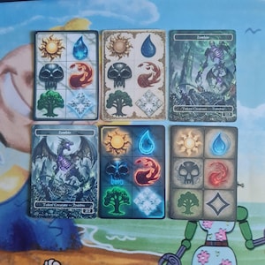 Könnte beinhalten: Eine Sammlung von Magic: The Gathering-Spielkarten. Die Karten zeigen verschiedene Illustrationen, darunter einen Zombie, einen Drachen und abstrakte Symbole wie Sonne, Wassertropfen, Schädel und Baum. Die Karten sind rechteckig.