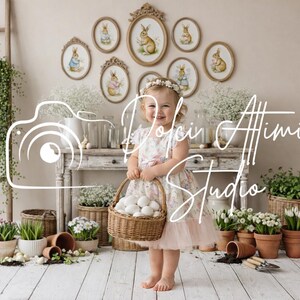 Puede incluir: Una niña con un vestido floral sostiene una cesta de mimbre llena de huevos blancos. La escena está decorada con plantas en macetas, arte de conejos enmarcados y herramientas de jardinería, creando un tema de Pascua. El fondo incluye una escalera de madera y una mesa vintage.