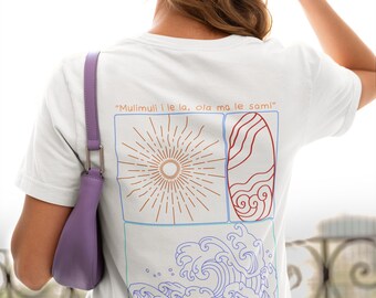 Könnte beinhalten: Weißes T-Shirt mit einem grafischen Design mit einem Sonnenaufgang, abstrakten Formen und Meereswellen in Blau und Rot. Der Text "Mulimuli i le la, ola ma le sami" und "Follow the sun, life and the sea" ist auf der Rückseite aufgedruckt.