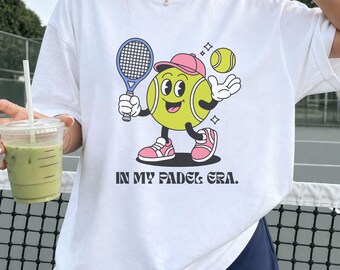 In My Padel Era Damen T-Shirt, Padel T-Shirt Oversize, Padel Lover Geschenk, Sportliches Graphic Tee, Padel Spielerin Mama, Retro Motiv