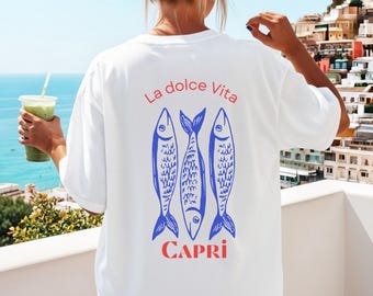 La Dolce Vita  Capri T-Shirt, Oversize T-Shirt Damen mit italienischem Schriftzug, Trendiges Casual Tee, Geschenk für Frauen, Shirt Sardinen
