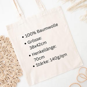 Puede incluir: Una bolsa de tela de algod&oacute;n color crema con dos asas largas. El texto en la bolsa dice: 100% Baumwolle, Gr&ouml;sse: 38x42cm, Henkell&auml;nge: 70cm, St&auml;rke: 140g/qm. La bolsa es de 100% algod&oacute;n, mide 38x42 cm, tiene asas de 70 cm y 140g/qm de densidad.