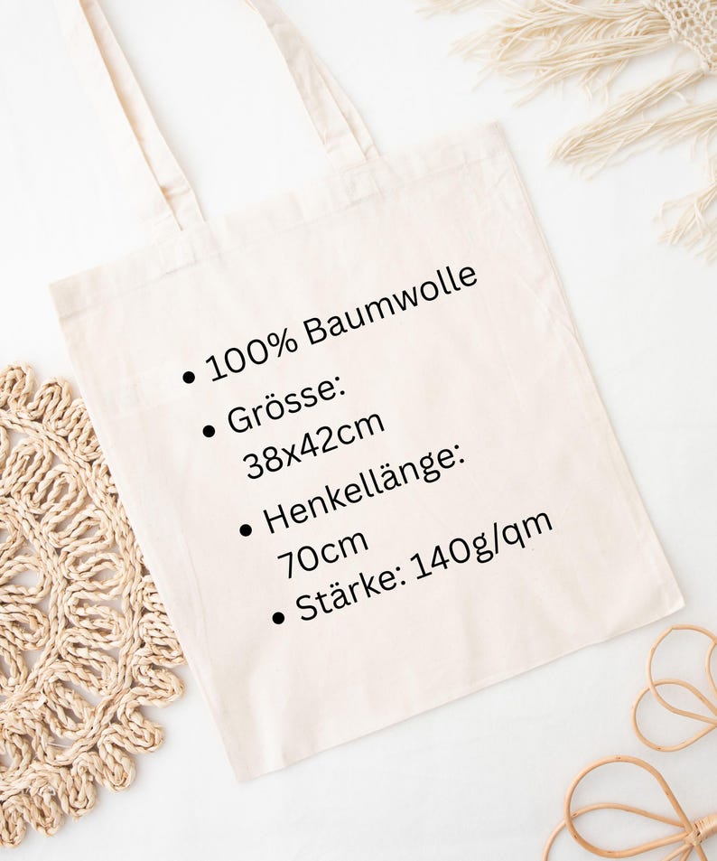 Puede incluir: Una bolsa de tela de algod&oacute;n color crema con dos asas largas. El texto en la bolsa dice: 100% Baumwolle, Gr&ouml;sse: 38x42cm, Henkell&auml;nge: 70cm, St&auml;rke: 140g/qm. La bolsa es de 100% algod&oacute;n, mide 38x42 cm, tiene asas de 70 cm y 140g/qm de densidad.