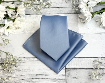 Acessórios de casamento em cetim azul esfumaçado: gravatas, laços, gravatas borboleta e abotoaduras combinando.