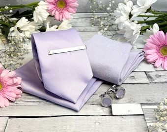 Conjunto de casamento em cetim malva: gravata, lenço de bolso, meias e acessórios.