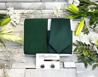Conjunto de casamento em cetim verde-garrafa: gravata, lenço de bolso, meias e acessórios.