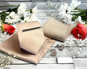 Conjunto de casamento em cetim cor café: gravata, lenço de bolso, meias e acessórios.