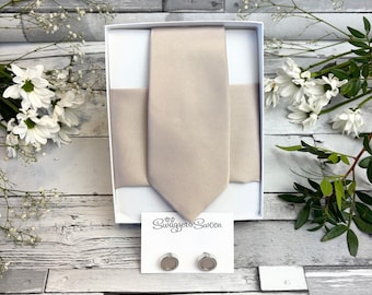 Conjunto de casamento em cetim champanhe: gravata, lenço de bolso, meias e acessórios.