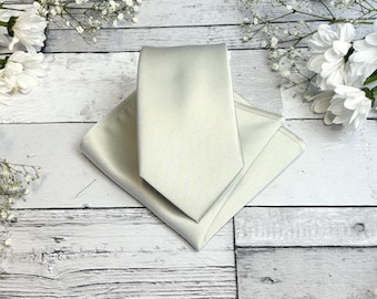 Gravata de casamento em cetim verde-claro: gravatas borboleta, gravatas borboleta e abotoaduras combinando.