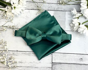 Gravata de casamento em cetim verde-floresta: gravatas borboleta, gravatas borboleta e abotoaduras combinando.