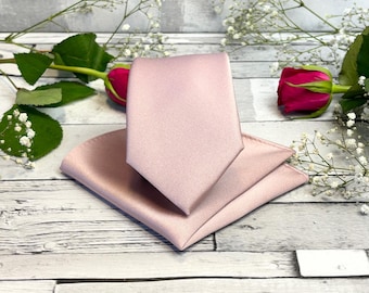 Acessórios de casamento em cetim rosa camurça: gravatas, laços, gravatas borboleta e abotoaduras combinando.