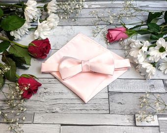 Acessórios de casamento em cetim rosa bebê: gravatas, laços, gravatas borboleta e abotoaduras combinando.