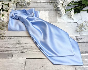 Acessórios de casamento em cetim com estampa de margaridas azuis: gravatas, laços, gravatas borboleta e abotoaduras combinando.