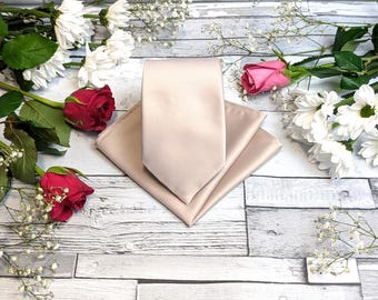 Acessórios de casamento em cetim champanhe: gravatas, laços, gravatas borboleta e abotoaduras combinando.