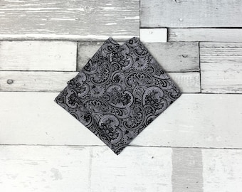 Gravata feita à mão - Paisley cinza carvão e preto - Algodão estampado - Ascot autoamarrado e lenço de bolso