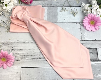 Acessórios de casamento em cetim rosa vintage: gravatas, laços, gravatas borboleta e abotoaduras combinando.