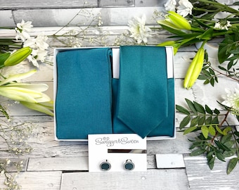 Conjunto de casamento em cetim azul turquesa: gravata, lenço de bolso, meias e acessórios.