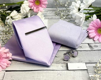 Conjunto de casamento em cetim com estampa de hortênsia: gravata, lenço de bolso, meias e acessórios.