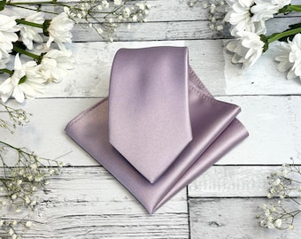 Acessórios de casamento em cetim lavanda Frost: gravatas, laços, gravatas borboleta e abotoaduras combinando.