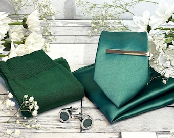 Conjunto de casamento em cetim verde-floresta: gravata, lenço de bolso, meias e acessórios.