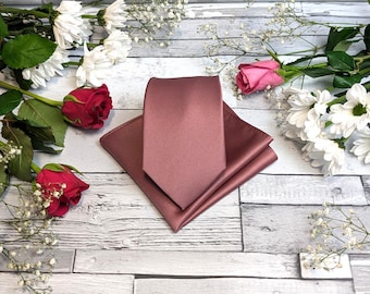 Acessórios de casamento em cetim cor jacarandá: gravatas, laços, gravatas borboleta e abotoaduras combinando.