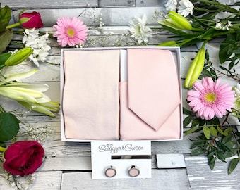 Conjunto de casamento vintage em cetim rosa: gravata, lenço de bolso, meias e acessórios.