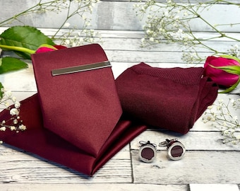 Conjunto de casamento em cetim vinho: gravata, lenço de bolso, meias e acessórios.