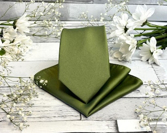 Gravata de casamento em cetim verde-hera: gravatas borboleta, gravatas borboleta e abotoaduras combinando.