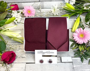 Conjunto de presente de casamento em cetim borgonha: gravata, lenço de bolso, meias e acessórios.