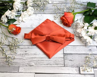 Acessórios de casamento em cetim Sienna: gravatas, laços, gravatas borboleta e abotoaduras combinando.